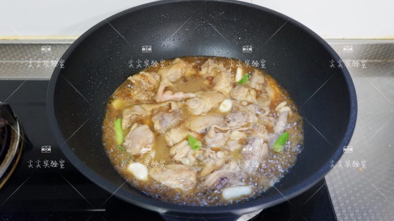 泰式滋味鸡,加入酱汁,煮开后转小火将鸡肉炖熟