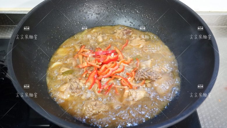 泰式滋味鸡,炖好开盖,加入红椒丝