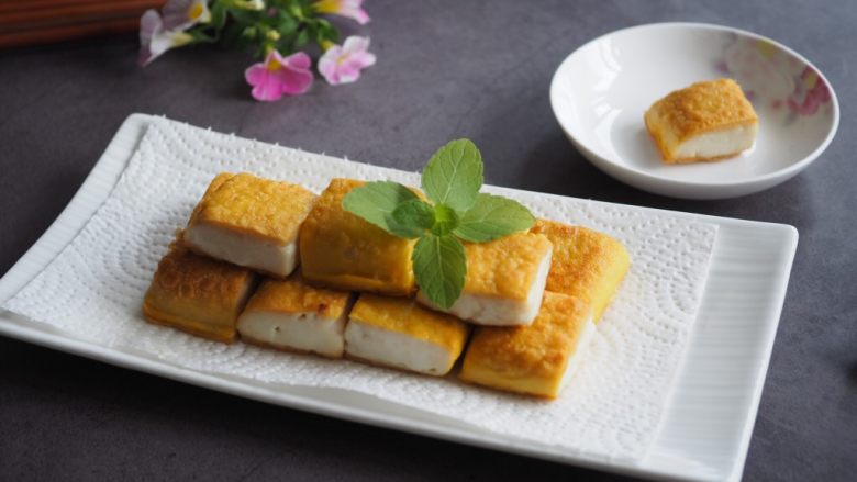 香煎豆腐,摘一束百万小玲,增添夏日气息。
