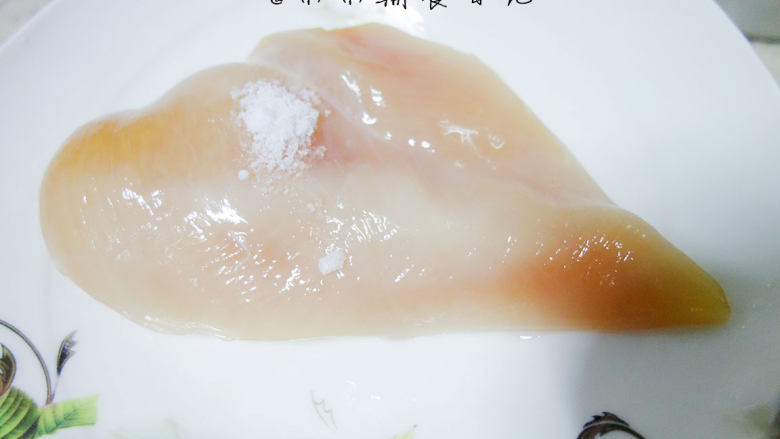 蒜香黑胡椒鸡胸肉,180g鸡胸肉洗净,用刀背拍松,注意可以让鸡胸肉口感更好,然后抹上1g的盐按摩按摩