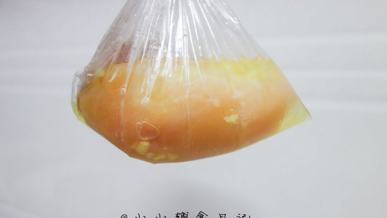 蒜香黑胡椒鸡胸肉, 将鸡胸肉以及料汁装进袋子里放冰箱冷藏一夜入味