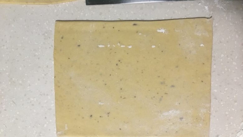 香蕉磨牙棒,用刀修掉多余的边角、切成长方形。