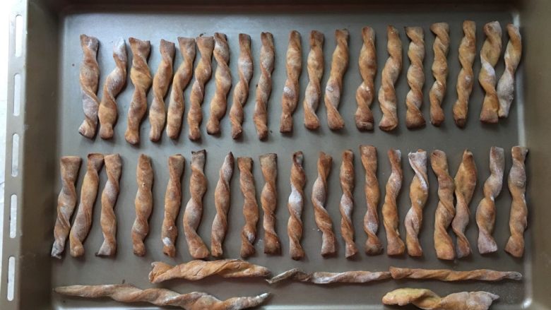 香蕉磨牙棒,纯天然、无添加的磨牙棒出炉了,烘烤的过程满屋飘香。