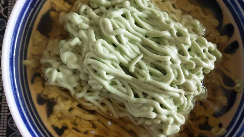 以假乱真的“菠菜面”,将做好的面汤倒入碗中,放冰箱冷冻至冰红茶凝固
