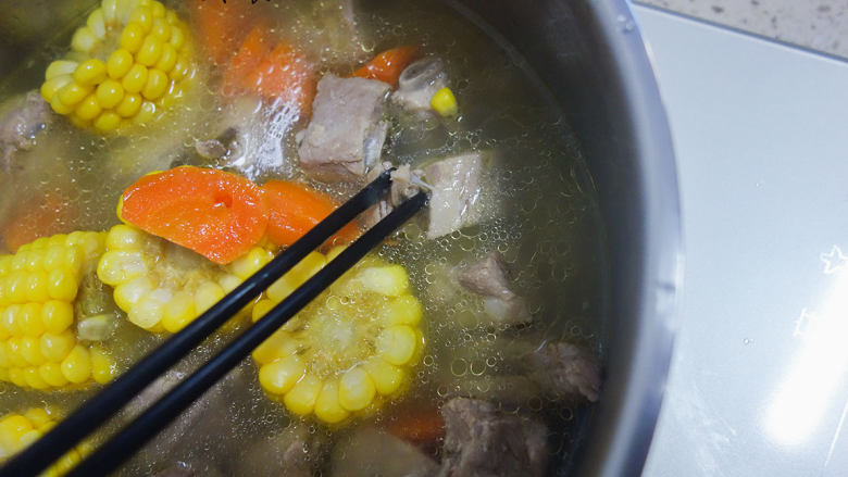 玉米排骨汤,用筷子插入胡萝卜能插透,肉轻轻就能跟骨头分离就可以了,最后加入一点盐调味