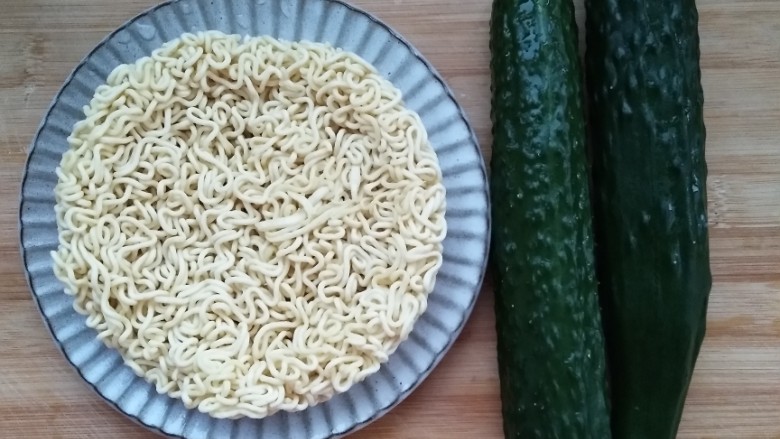 魔法泡面(附带两种可爱小西瓜🍉的做法😊),准备食材。