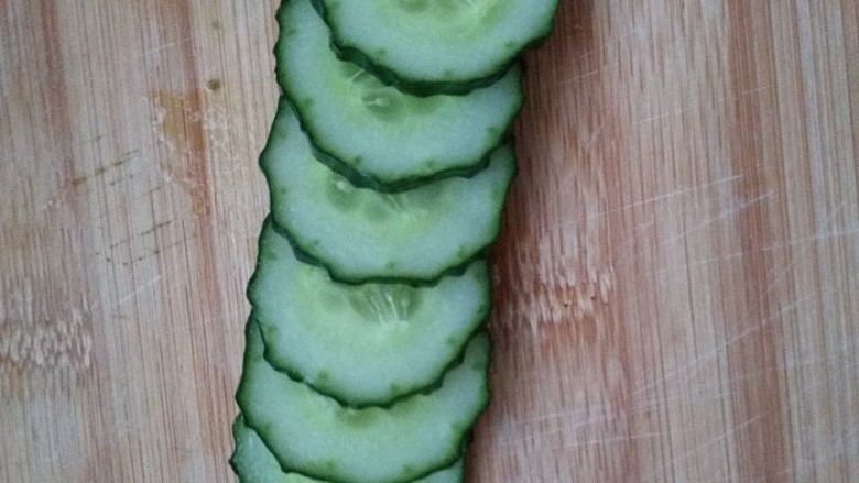 魔法泡面(附带两种可爱小西瓜🍉的做法😊),另一种西瓜的制作,黄瓜切片。