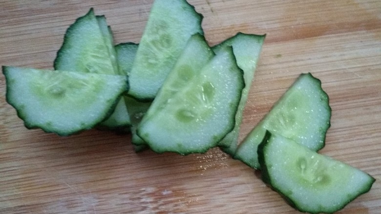 魔法泡面(附带两种可爱小西瓜🍉的做法😊),对半切,涂抹番茄酱芝麻点缀即刻。