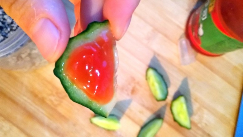 魔法泡面(附带两种可爱小西瓜🍉的做法😊),涂抹<a style='color:red;display:inline-block;' href='/shicai/ 699'>番茄酱</a>。
