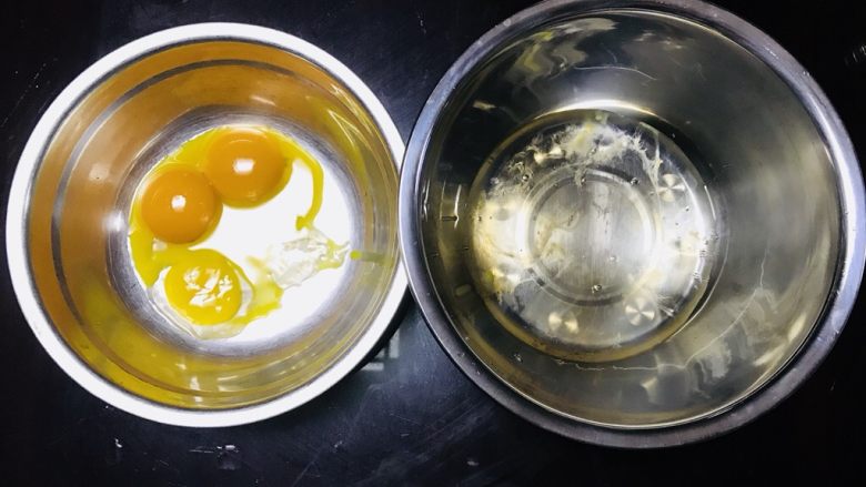 海苔肉松小贝,将蛋黄蛋白分离,倒入无水无油的容器中(我们家都吃的<a style='color:red;display:inline-block;' href='/shicai/ 11'>鸭蛋</a>,大家这部也可选用鸡蛋🥚)