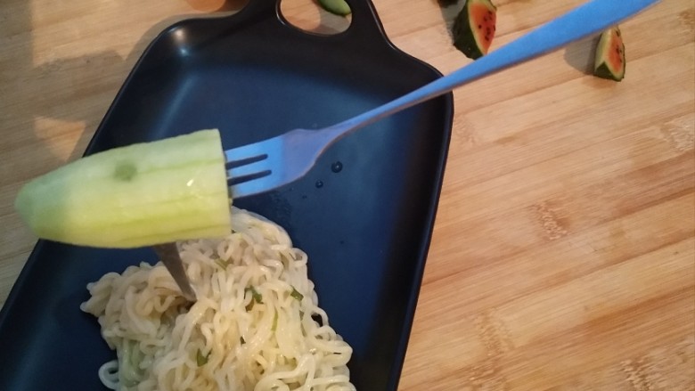 魔法泡面(附带两种可爱小西瓜🍉的做法😊),底部铺面,要盖住黄瓜。