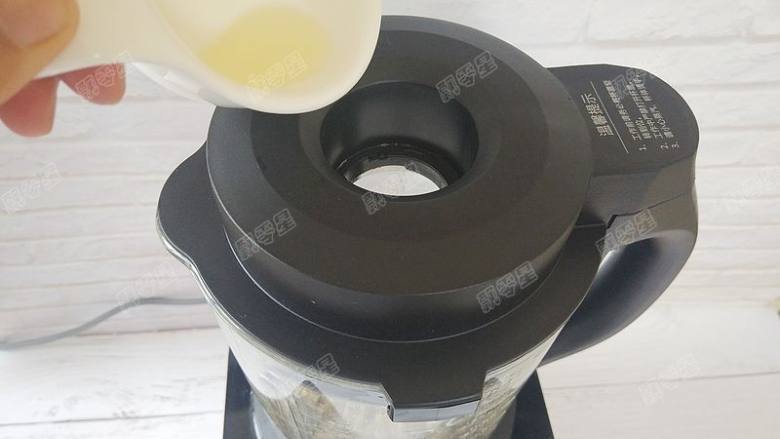 亚麻籽花生酱,当花生仁都打碎之后,从进料口加入10g熟花生油