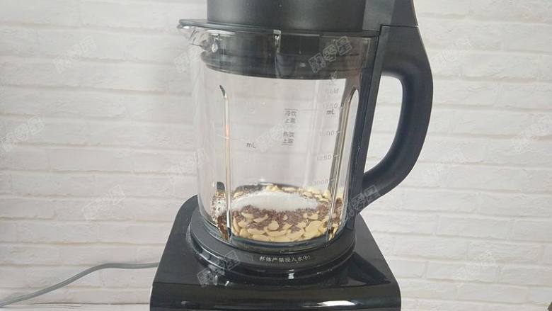 亚麻籽花生酱,盖好上盖,将料理杯安装到破壁机底座上