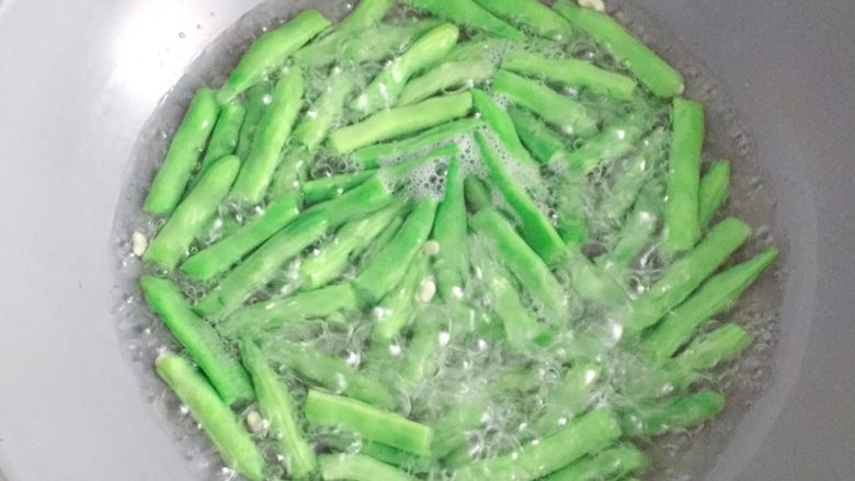 干煸四季豆,水开后放入四季豆焯至断生(四季豆没熟吃了会中毒,一定要焯熟)