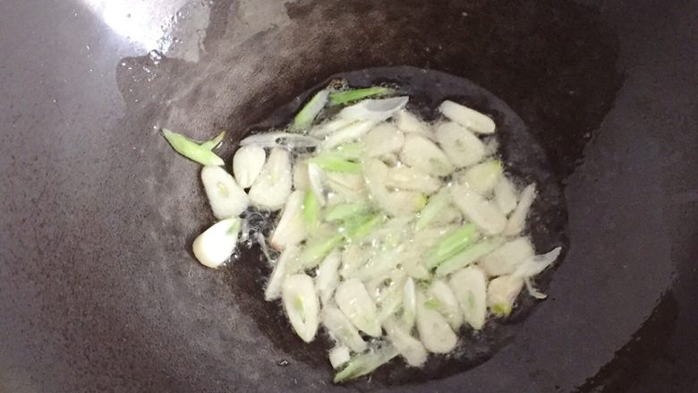 干煸四季豆,炒锅倒入适量油烧热,放入葱蒜爆香
