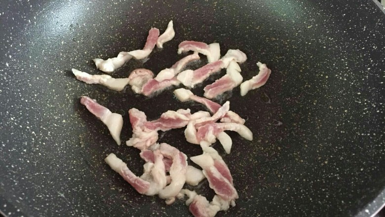 炒米粉,锅里再放适量的油炒猪肉,慢慢干煸至金黄色