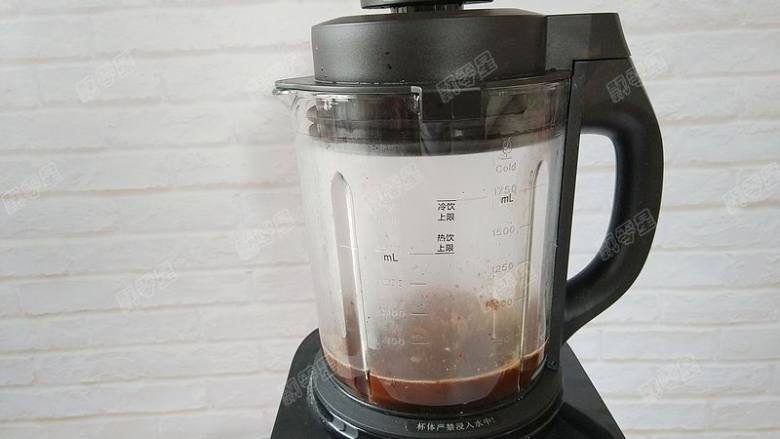 热亚麻可可,盖好上盖,将料理杯放置在破壁机底座上