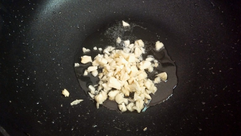家常茄子,就着剩下的油,下2/3的蒜未煸至金黄