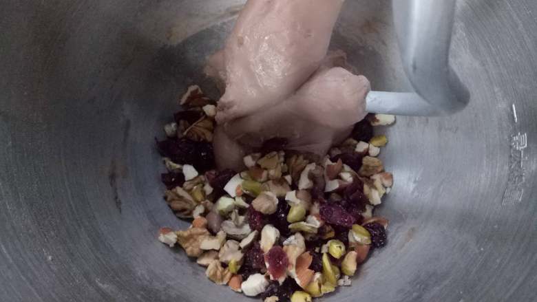 可可荞麦坚果欧包,倒入坚果碎(核桃、开心果、杏仁)和蔓越莓干,厨师机一档揉几下就可以(把坚果混在面团里就可以了,时间不宜长)