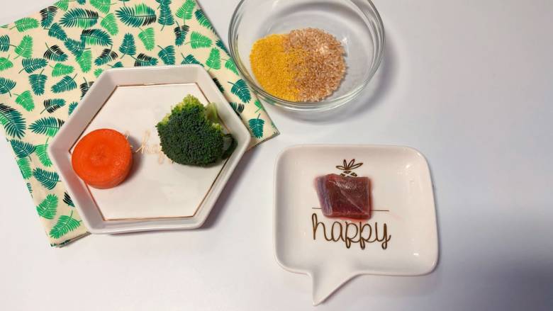 【宝宝辅食】杂蔬牛肉粥,准备食材:宝宝米+小米 40 g、胡萝卜 一小段、西蓝花 一小朵、牛肉 适量;