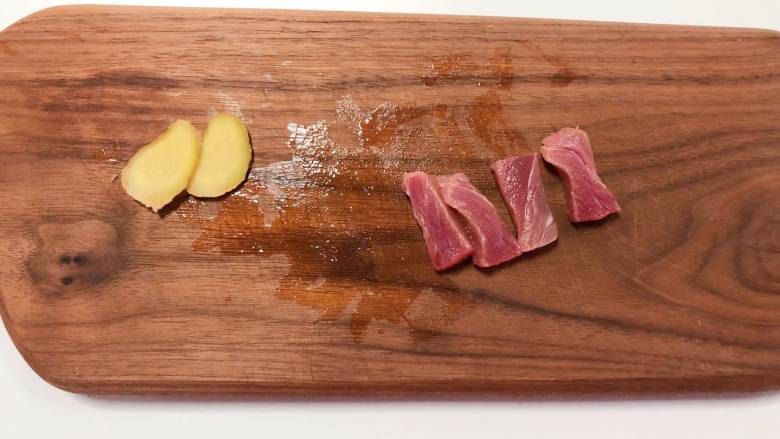 【宝宝辅食】杂蔬牛肉粥,牛肉切小条,切两片姜;