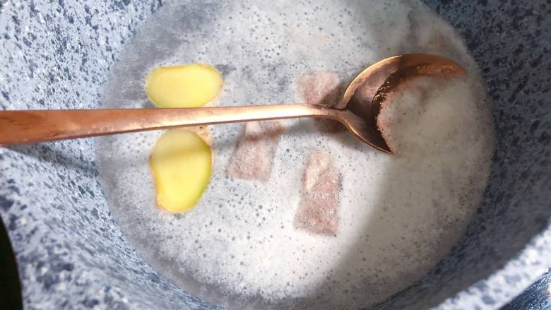 【宝宝辅食】杂蔬牛肉粥, 撇去浮沫,中小火把牛肉煮熟;