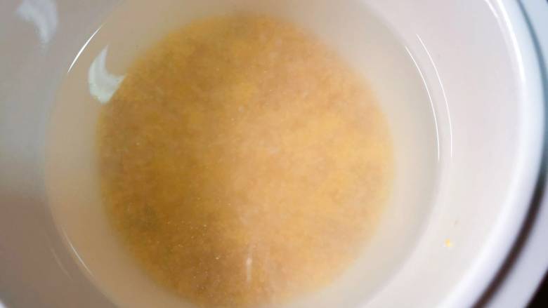 【宝宝辅食】杂蔬牛肉粥,米放入炖盅,小火熬制;