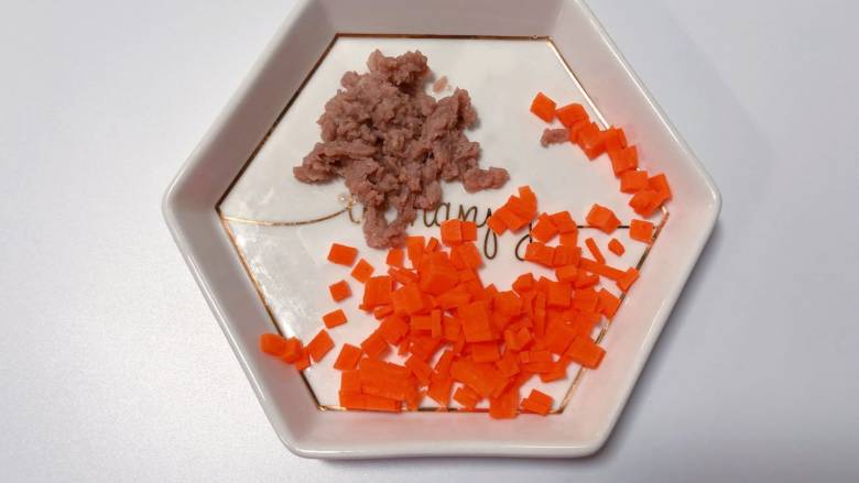 【宝宝辅食】杂蔬牛肉粥,熬制的过程中把配料准备好;