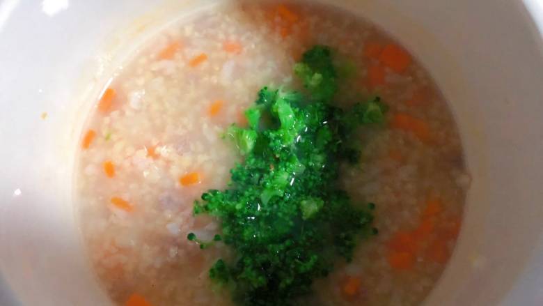 【宝宝辅食】杂蔬牛肉粥,待出锅前放入西蓝花碎,继续熬制5分钟就可以出锅啦~