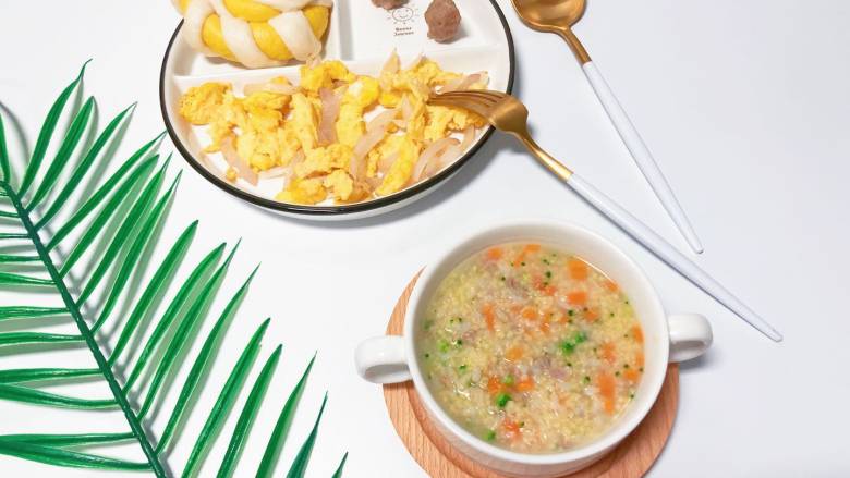 【宝宝辅食】杂蔬牛肉粥,营养搭配:杂蔬牛肉粥+棒棒糖馒头+圆葱炒蛋