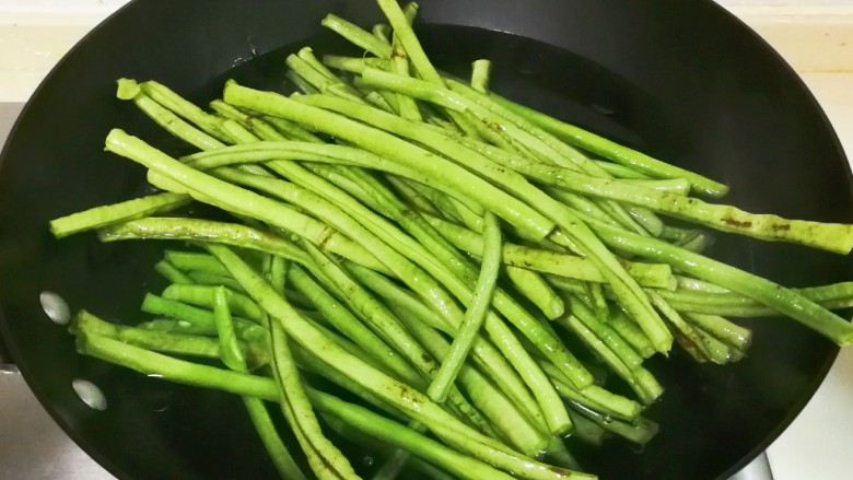 豇豆猪肉水饺,放入豇豆烧开,继续烧一分钟