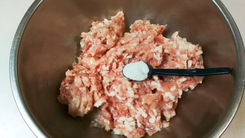 豇豆猪肉水饺,肉糜放入小盆,放一小勺盐