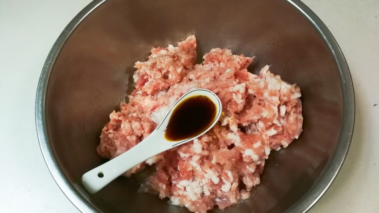 豇豆猪肉水饺,放两勺<a style='color:red;display:inline-block;' href='/shicai/ 788'>生抽</a>