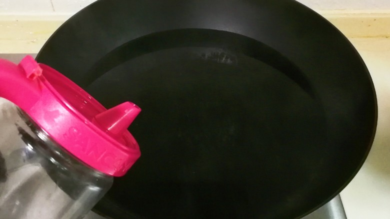 豇豆猪肉水饺,烧半锅开水,放几滴食用油,一勺盐