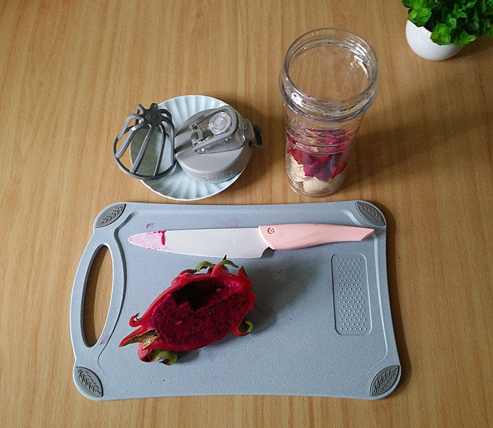 火龙果燕麦果仁奶昔,<a style='color:red;display:inline-block;' href='/shicai/ 108398'>红心火龙果</a>先对半切开,再将其中一半切成小丁,放入摇摇杯中