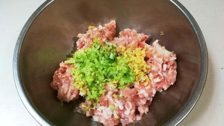 豇豆猪肉水饺,放入葱姜