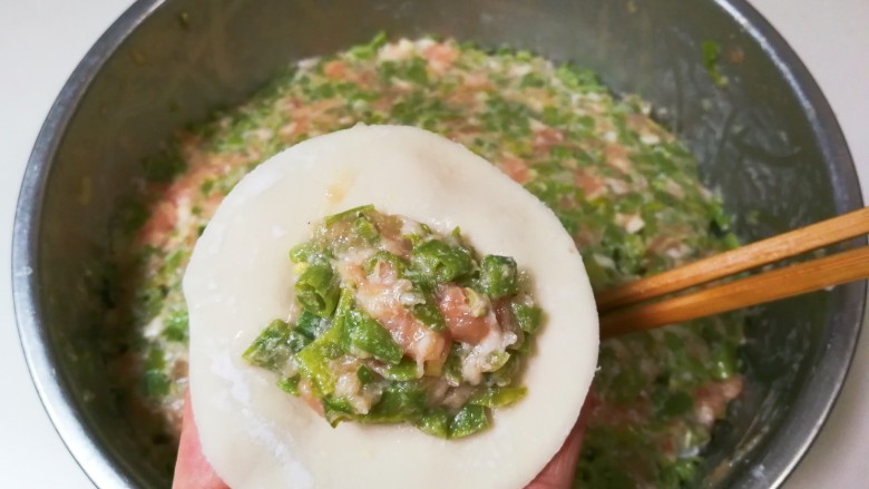 豇豆猪肉水饺,取一张饺皮放入<a style='color:red;display:inline-block;' href='/shicai/ 5353'>肉馅</a>包好,煮熟