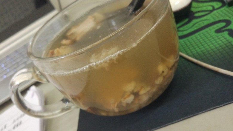 鸡骨草排骨汤,将鸡骨草,茯苓放入调料包,绿豆,薏米,排骨,<a style='color:red;display:inline-block;' href='/shicai/ 3772'>陈皮</a>,蜜枣入砂锅,大火至沸腾,小火慢炖一小时以上