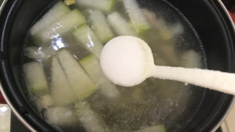 冬瓜笋丁排骨汤,10分钟后,加一小勺细盐