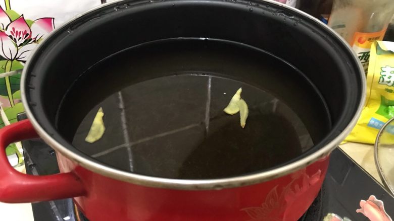 冬瓜笋丁排骨汤,洗干净锅子,重新煮一锅水,并且加入剩余的姜片,再加入适量料酒