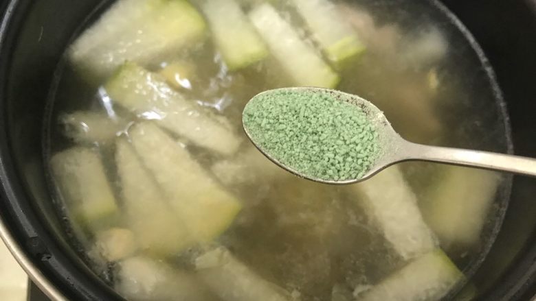 冬瓜笋丁排骨汤,加一丢丢蔬之鲜(鸡精)