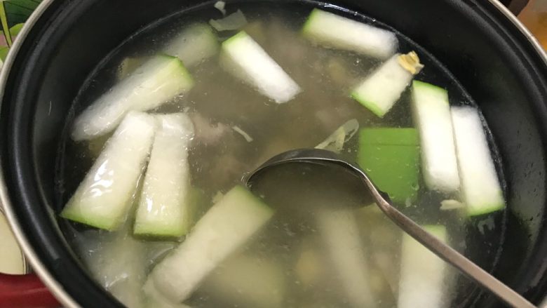 冬瓜笋丁排骨汤,稍稍搅拌一下,盖上锅盖,继续小火煮10分钟