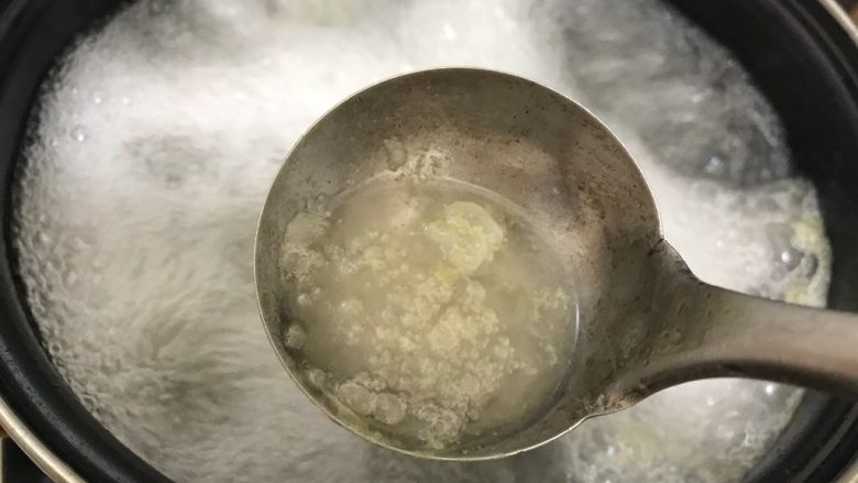 冬瓜笋丁排骨汤,大火煮开之后会有浮沫,撇去