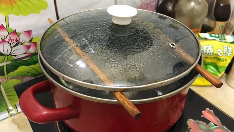 冬瓜笋丁排骨汤,转小火,盖上锅盖,架上两根筷子水就不会溢出来,煮30分钟
