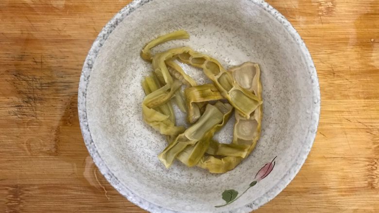 冬瓜笋丁排骨汤,然后对半撕开,清洗干净