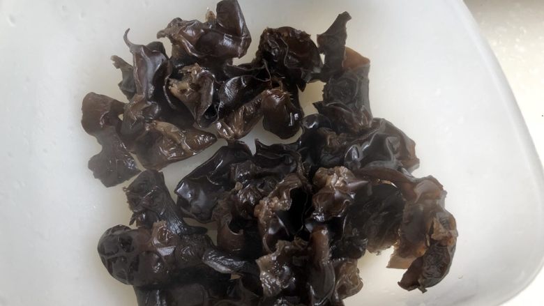 黑白配,小清新➕木耳清炒大白菜,木耳捞出备用