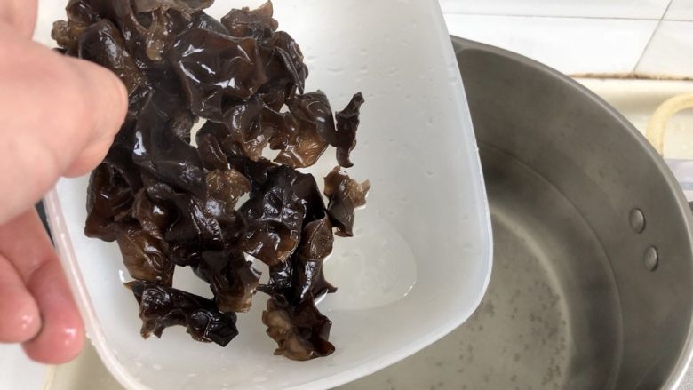 黑白配,小清新➕木耳清炒大白菜,坐锅烧水,水开放入木耳焯水半分钟