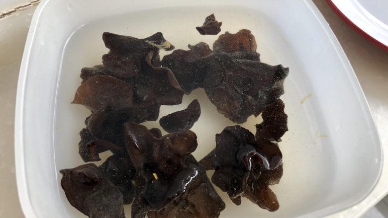 黑白配,小清新➕木耳清炒大白菜,加入适量清水,提前泡发