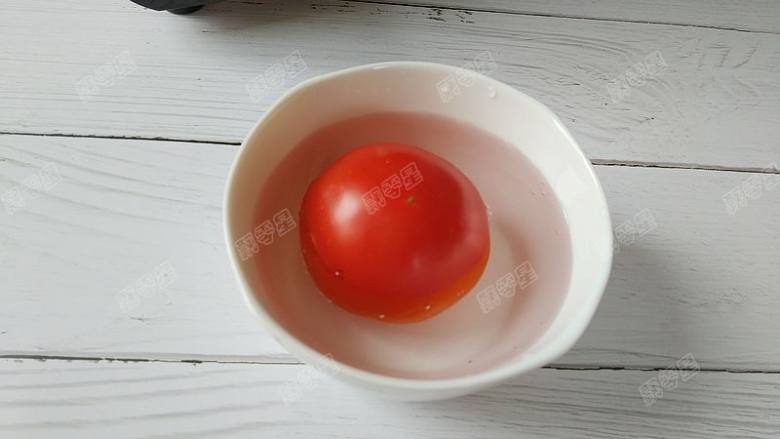 番茄苹果汁,番茄放入开水中浸泡一分钟,把皮去掉