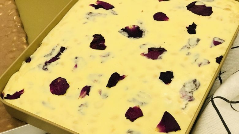 牛轧糖🍬🌹玫瑰花馅🌹,冷藏后从不沾烤盘中取出。